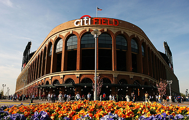 Fan injured after falling over Citi Field railing