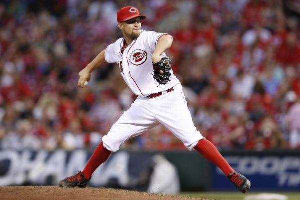  Leake leads way on hill, with bat as Reds rout Phils