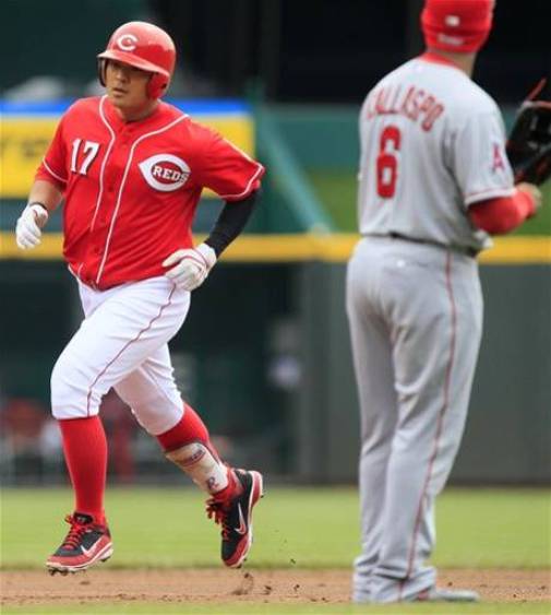 Reds hit 3 homers for 5-4 win over Angels