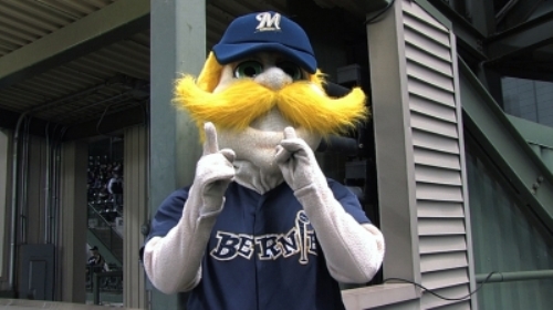 Brewers honor Boston with 'Cheers' theme song