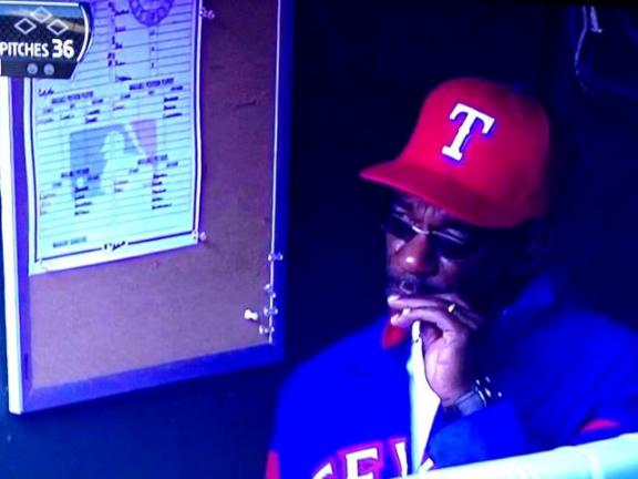 Rangers manager Ron Washington smokes a cigarette in the dugout (VIDEO)