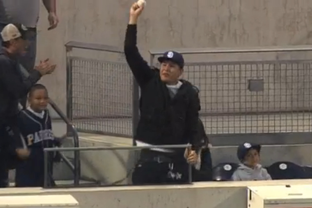 Fan makes a great catch on Yuni Betancourt’s home run (Video)