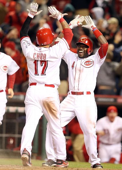  Votto's first hit of season gives Reds walk-off win