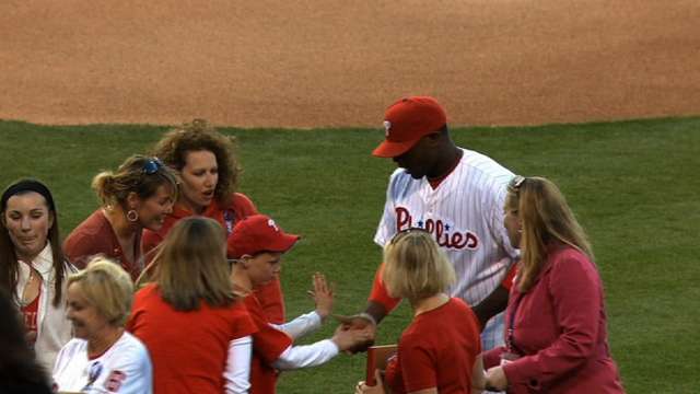 Ryan Howard delivers home run at request of blind young Phillies fan (video)