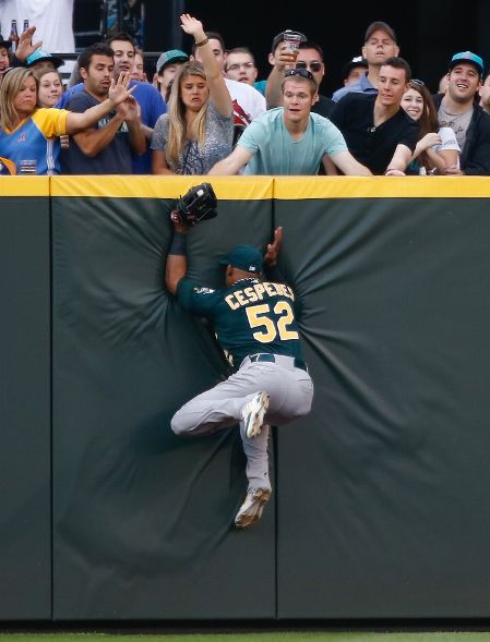 Yoenis Cespedes' incredible catch vs Mariners (Video)