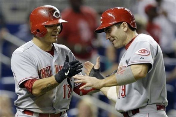 Reds pick up Chapman in 10th, win sixth straight