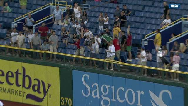 Home run hits fan in the face at Rays game (Video)