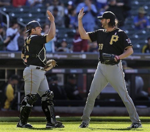 Pirates best Harvey on lucky bounce to beat Mets 3-2