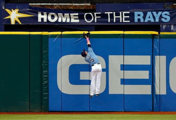Sam Fuld makes a leaping catch at the wall vs Padres (Video)