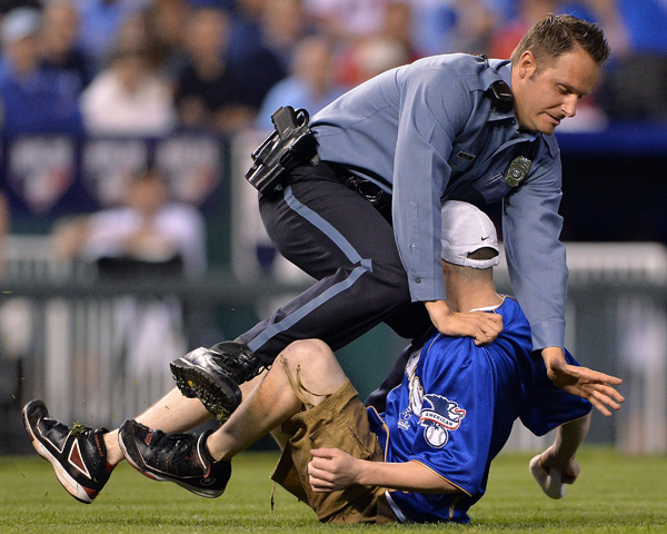Royals fan runs onto field to steal rosin bag (Video)