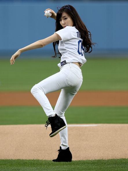 Tiffany Hwang from South Korean music group Girls' Generation with terrible first pitch (Video)