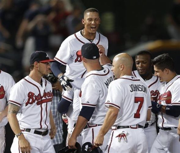 Braves win fourth straight on Simmons' walk-off hit