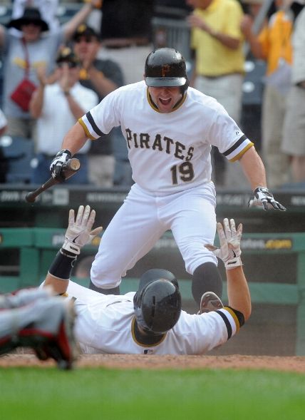 Snider’s single in 11th lifts Pirates over Reds