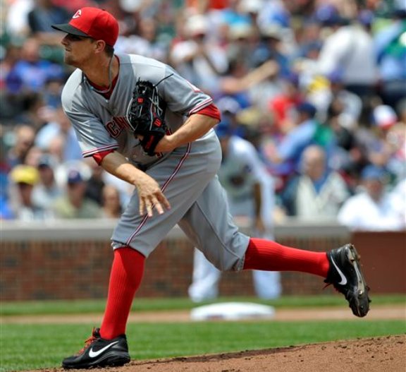 Leake sustains Reds' flow at Wrigley Field with 2-1 win