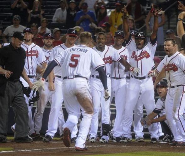 Freeman's homer in 9th lifts Braves over Mets 2-1