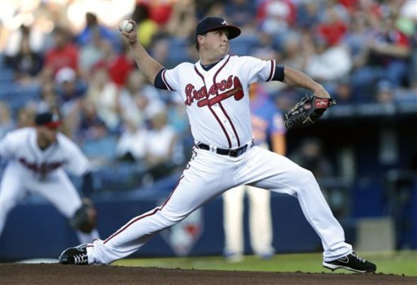 Royals sign Kris Medlen to two-year deal