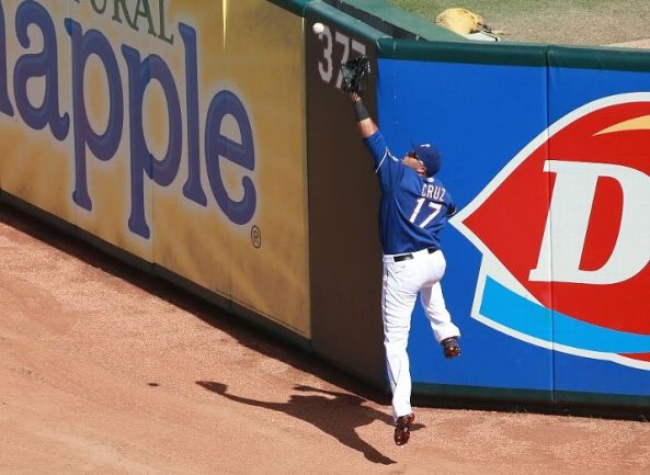 Nelson Cruz's leaping grab vs A's (Video)