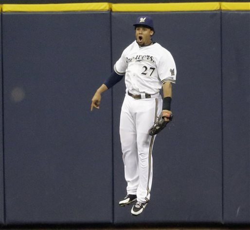 Gomez's catch preserves Brewers' 4-3 win over Reds