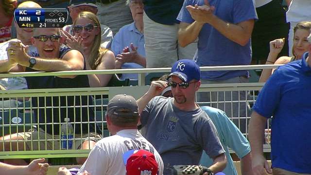 Royals fan makes terrific catch (Video)