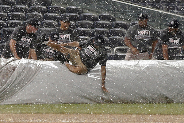 Yankee Stadium grounds crew fights epic battle with tarp