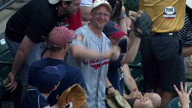 Fan catches 4 foul balls in one game (Video)