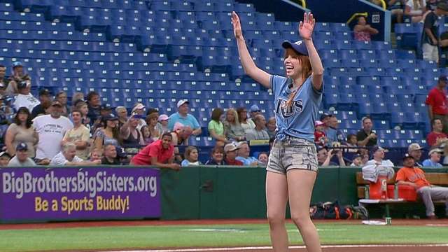 Carly Rae Jepsen delivered the worst first pitch of all-time ... maybe?