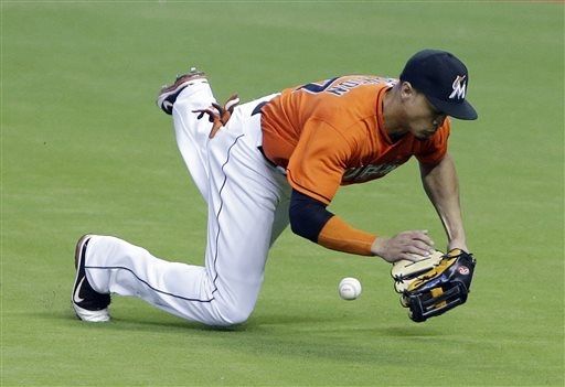 Giancarlo Stanton throws out Werth from his knees (Video)