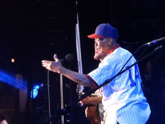Ernie Banks pays visit to Pearl Jam at Wrigley (Video)