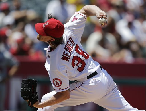 Weaver gives up 2 hits and Angels beat Twins 1-0