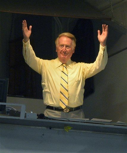Vin Scully gets a standing ovation on his bobblehead giveaway night (Video)