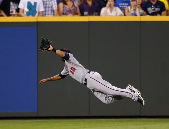 Aaron Hicks' spectacular diving catch vs Mariners (Video)