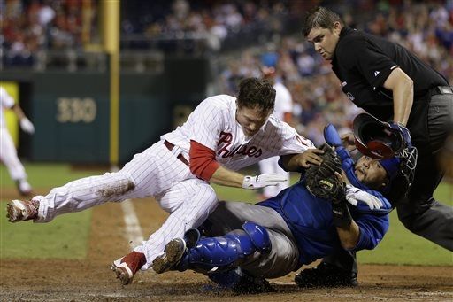 Dioner Navarro holds on for out after home plate collision with Utley (Video)