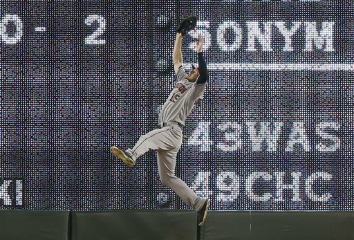 Robbie Grossman's great catch against the wall vs Rangers (Video)