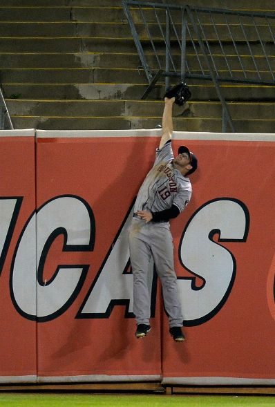 Robbie Grossman's robs Chris Young of a walk-off HR with amazing catch (Video)