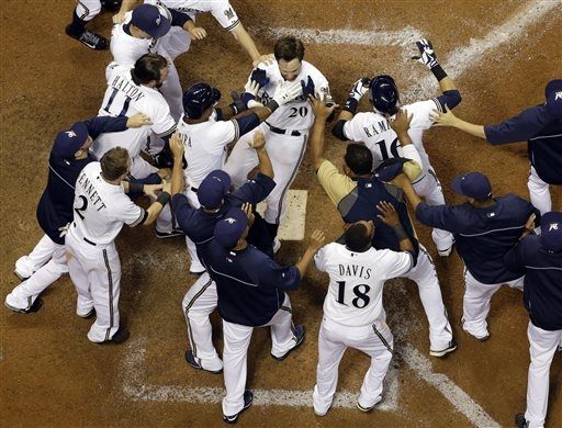 Lucroy's homer gives Brewers 7-6 win over Reds