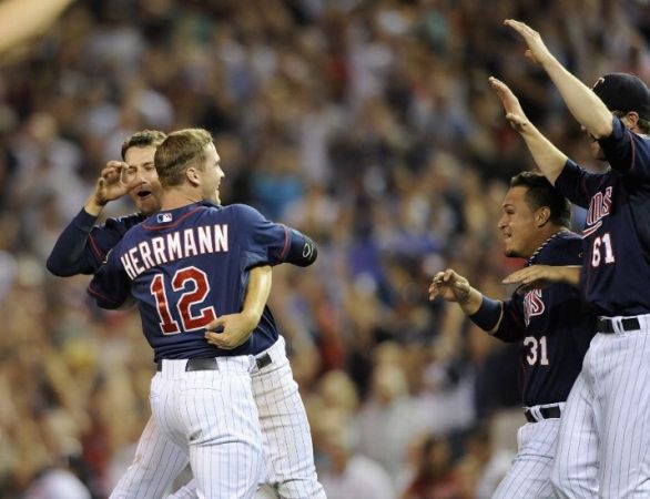 Herrmann's hit in 9th lifts Twins over White Sox