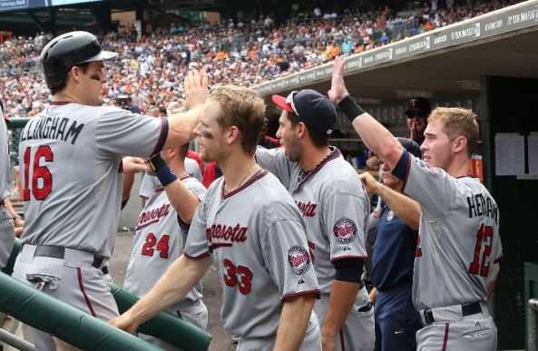 Herrmann's late double lifts Twins over Tigers 7-6
