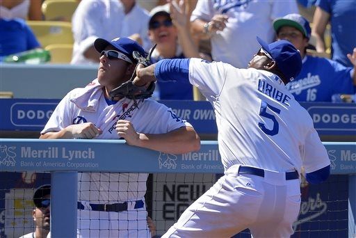 Juan Uribe accidentally hits A.J.Ellis trying to catch a foul ball (Video)