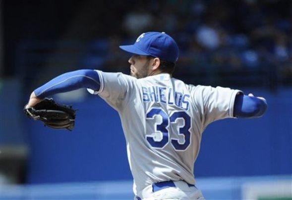 Shields strong, Royals beat Blue Jays 5-0