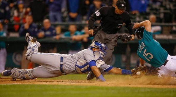 Royals relay cuts down Seager at home (Video)