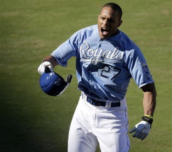 Maxwell's slam in 10th lifts Royals over Rangers