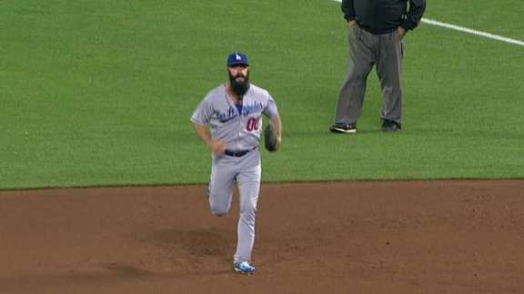 Brian Wilson returned to AT&T Park in San Francisco to a miture of boos & cheers (Video)
