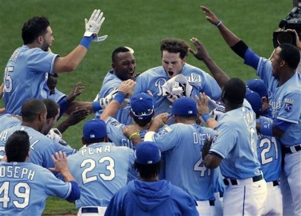 Moustakas' HR in 13th lifts Royals past Mariners