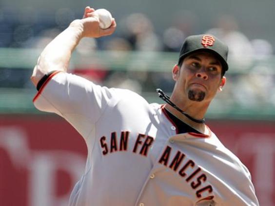 Ryan Vogelsong agrees to a one-year, $4M deal to stay with Giants
