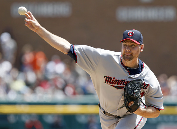 Twins agree to terms with Mike Pelfrey on 2-year contract
