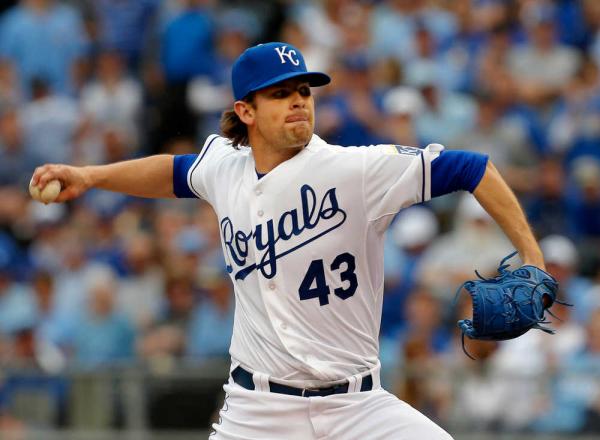 Royals agree to 1-year deal with reliever Crow