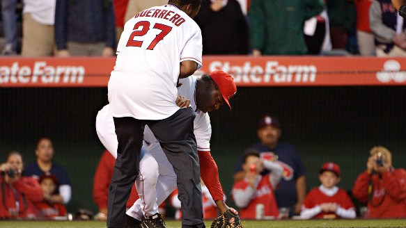 Don Baylor breaks leg catching Vladimir Guerrero's first pitch (Video)
