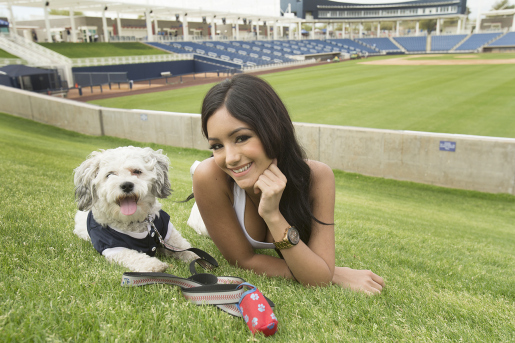 Melanie Iglesias hangs out with Milwaukee Brewers stray dog Hank (Video)
