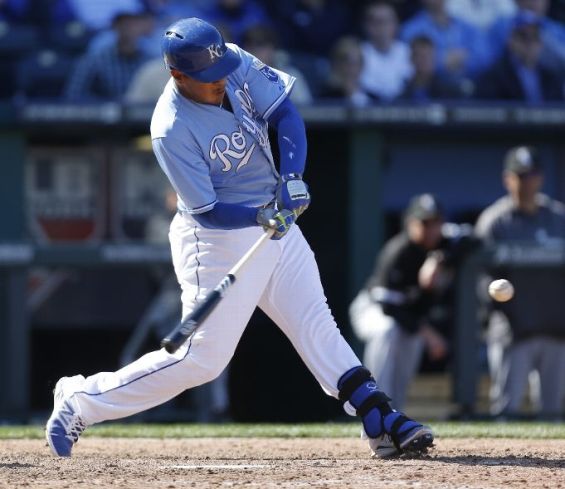 Salvador Perez's 8th inning go-ahead double vs White Sox (Video)