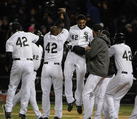 White Sox beat Red Sox 2-1 on throwing error in 9th